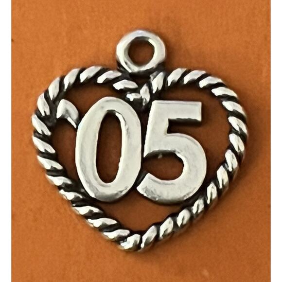 James Avery Retired Sterling Silver ‘05 Year In Twisted Rope Heart Charm - Picture 1 of 2
